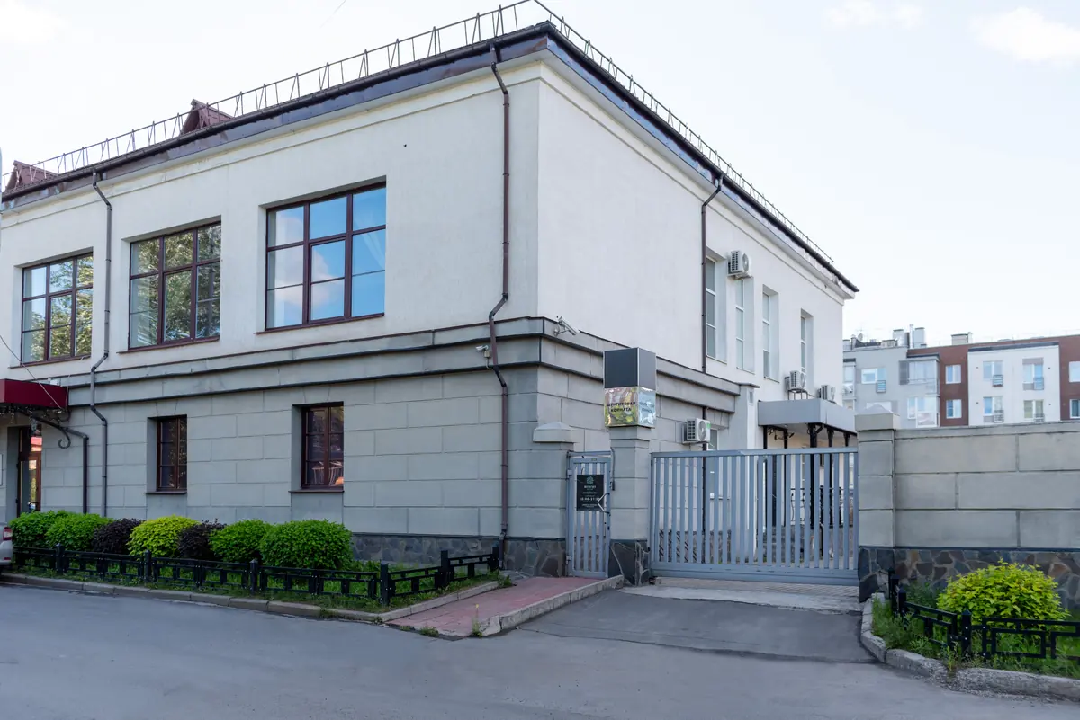 Вход в салон «Шунгит» с улицы